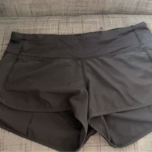 Lululemon size 4 speed ups black 2.5 inseem